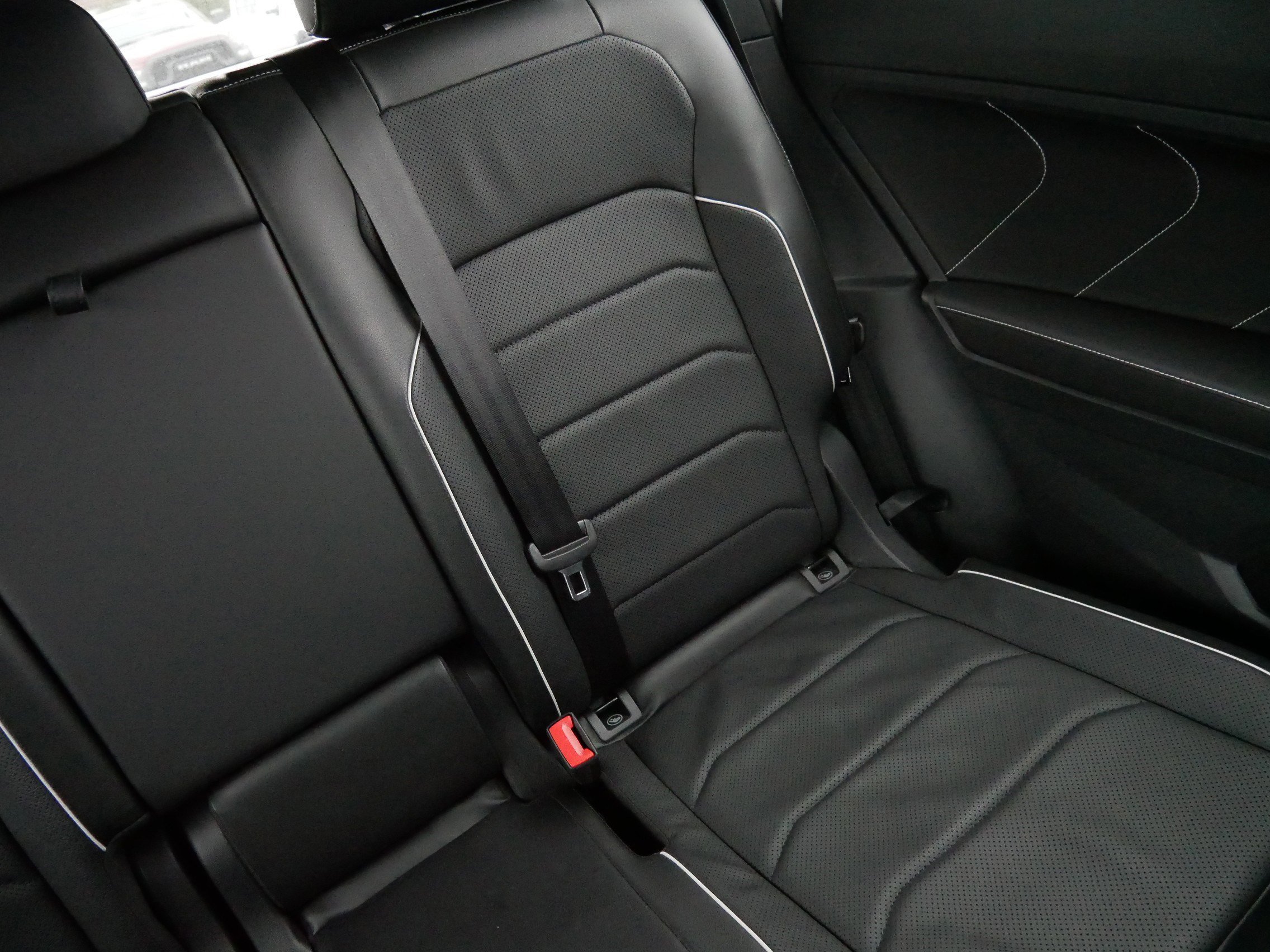 Certified 2022 Volkswagen Tiguan SEL R-Line image 14