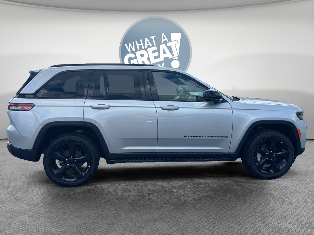 New 2025 Jeep Grand Cherokee Limited w/ Luxury Tech Group II AWD/4WD image 2