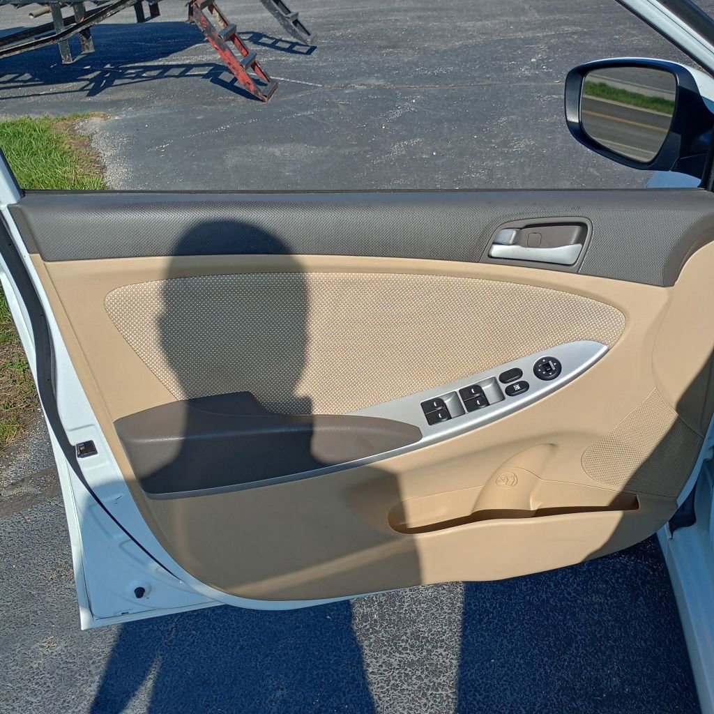 Used 2013 Hyundai Accent GLS image 11