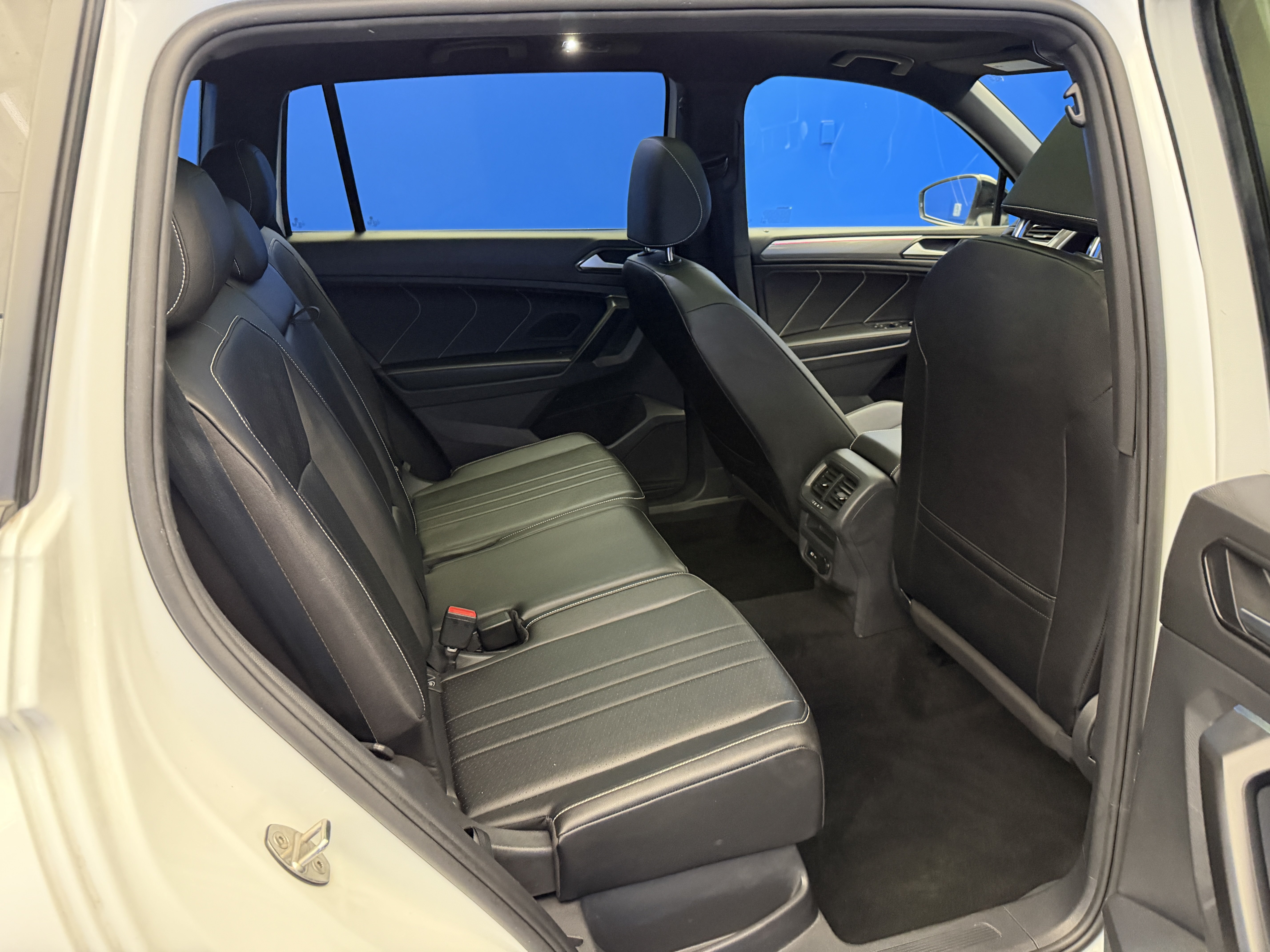 Used 2022 Volkswagen Tiguan SE R-Line AWD/4WD image 26