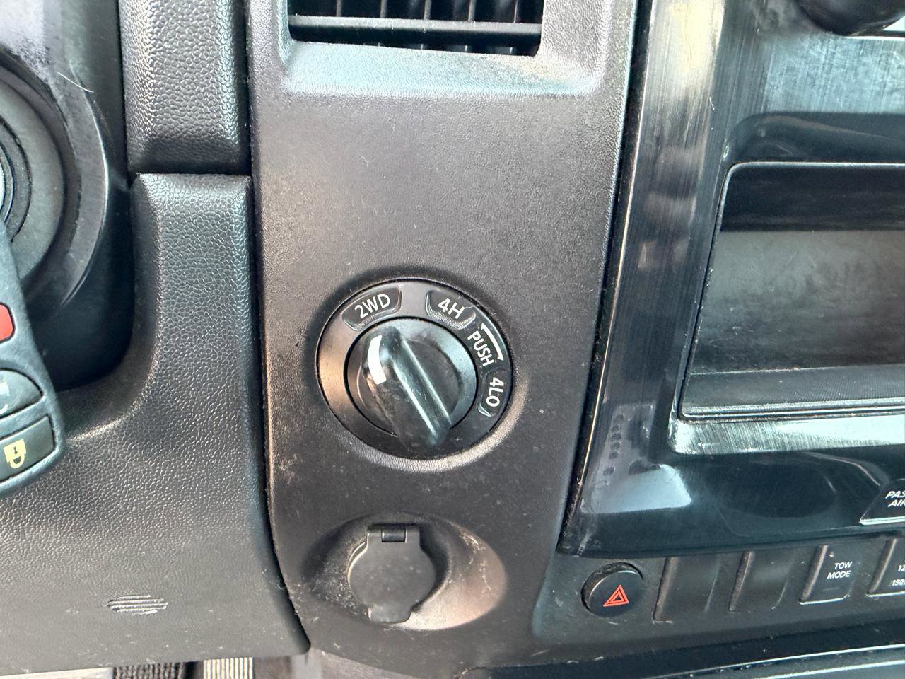 Used 2014 Nissan Titan SV w/ SV Value Truck Package image 12