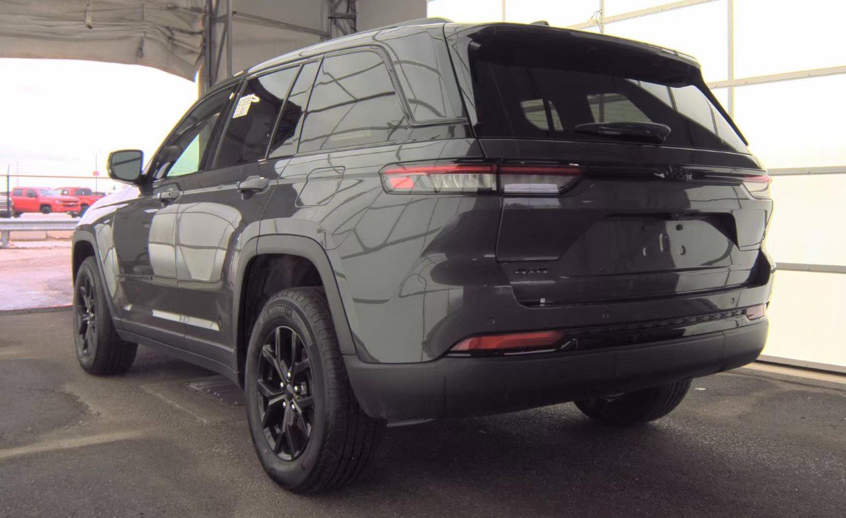 Used 2024 Jeep Grand Cherokee Altitude AWD/4WD image 6