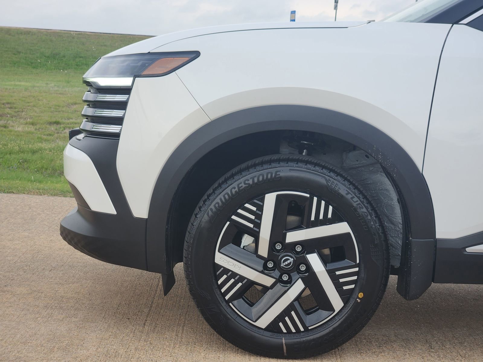 New 2026 Nissan Kicks SV image 10