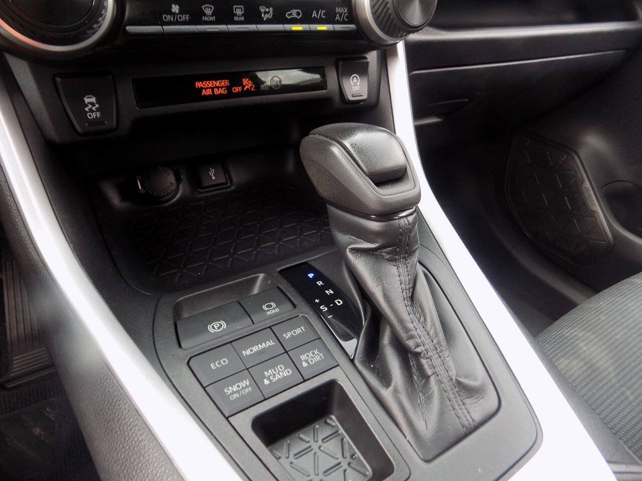 Used 2020 Toyota RAV4 LE w/ Carpet Mat Package AWD/4WD image 15