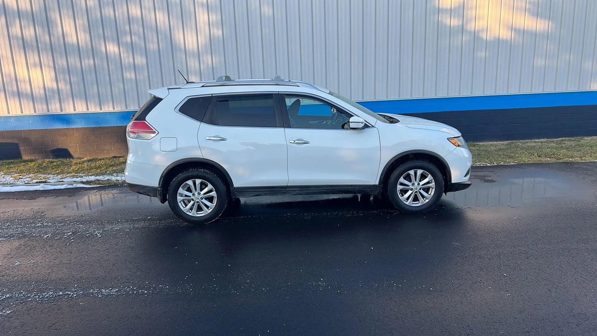 Used 2016 Nissan Rogue SV image 4