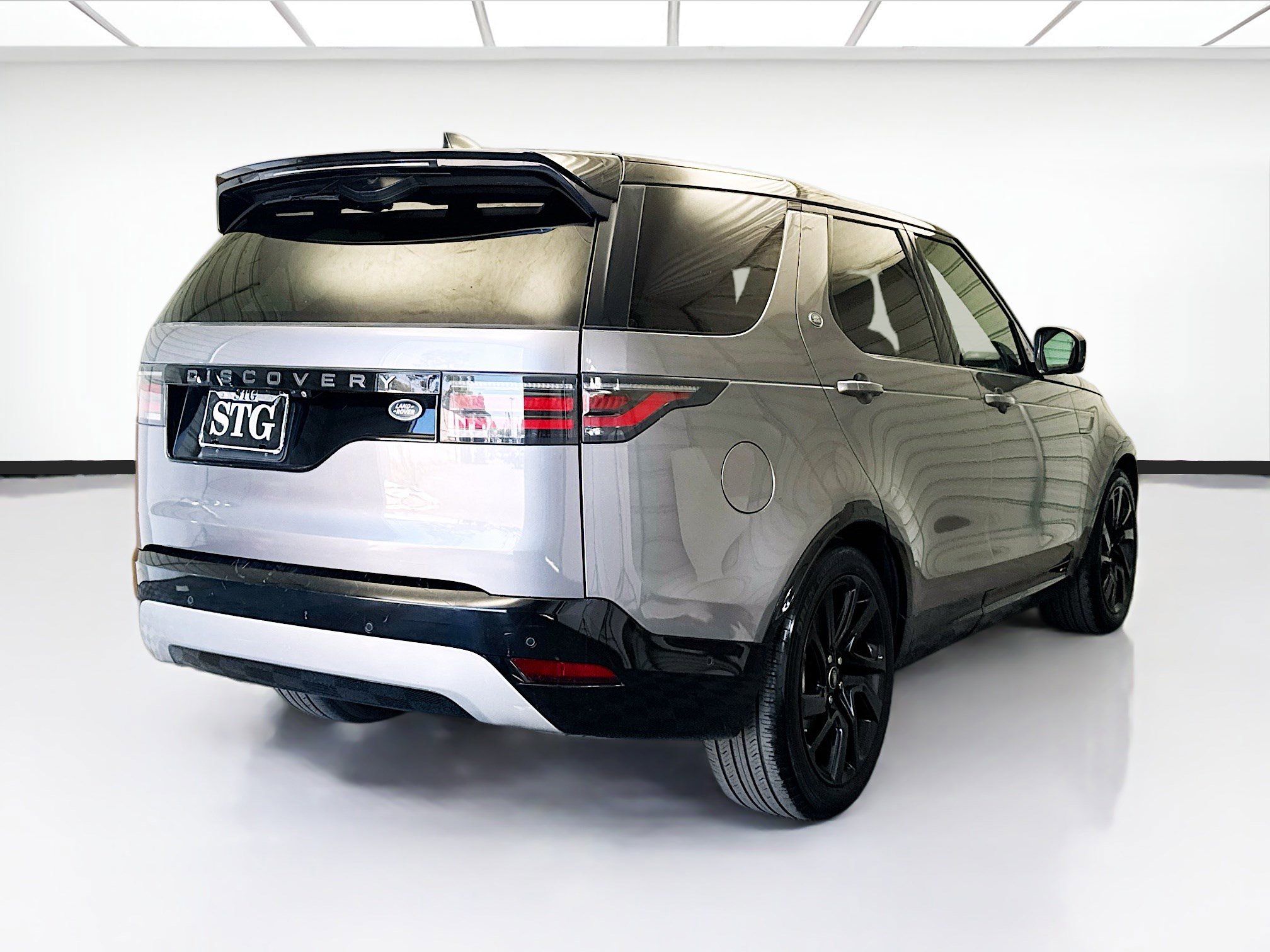 Used 2021 Land Rover Discovery S R-Dynamic image 4