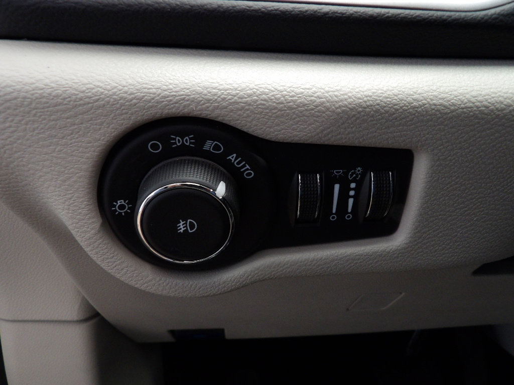 Used 2024 Chrysler Pacifica Touring-L FWD image 26