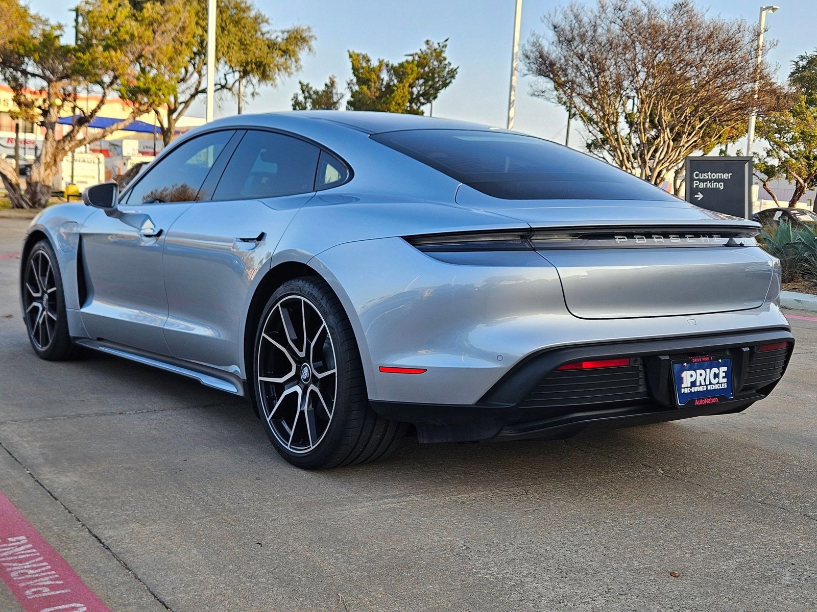 Used 2023 Porsche Taycan image 8