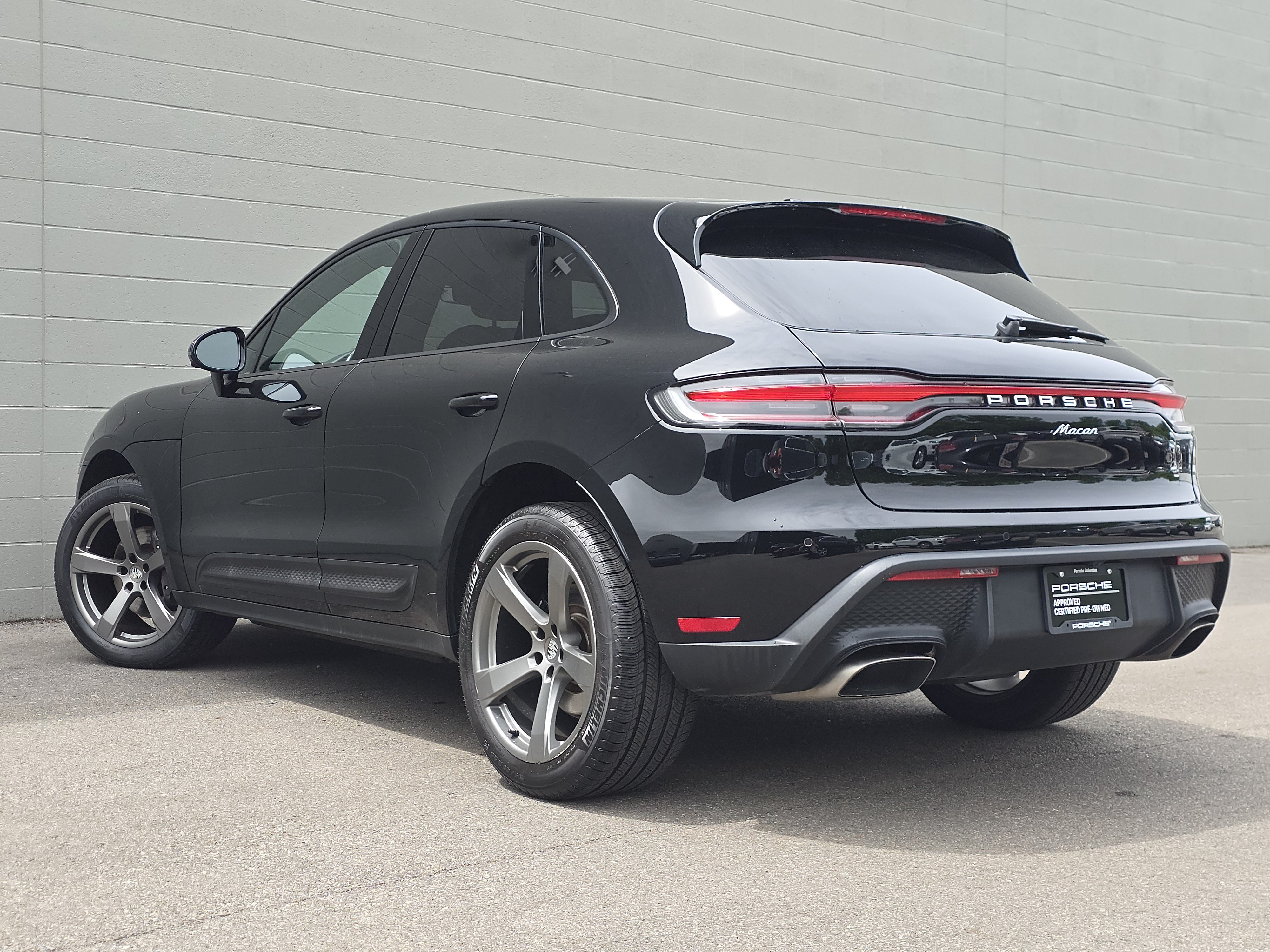 Certified 2023 Porsche Macan AWD/4WD image 3