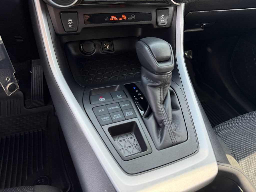 Used 2025 Toyota RAV4 LE AWD/4WD image 27