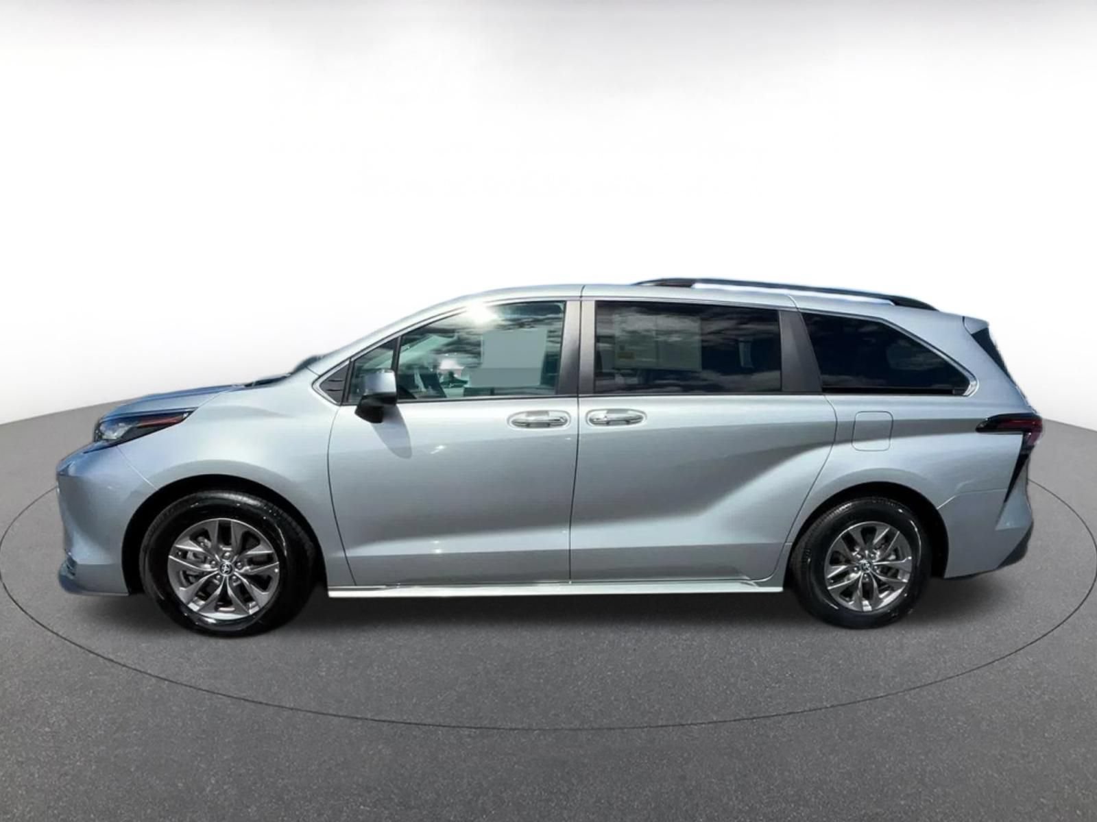 Used 2023 Toyota Sienna XLE FWD image 7
