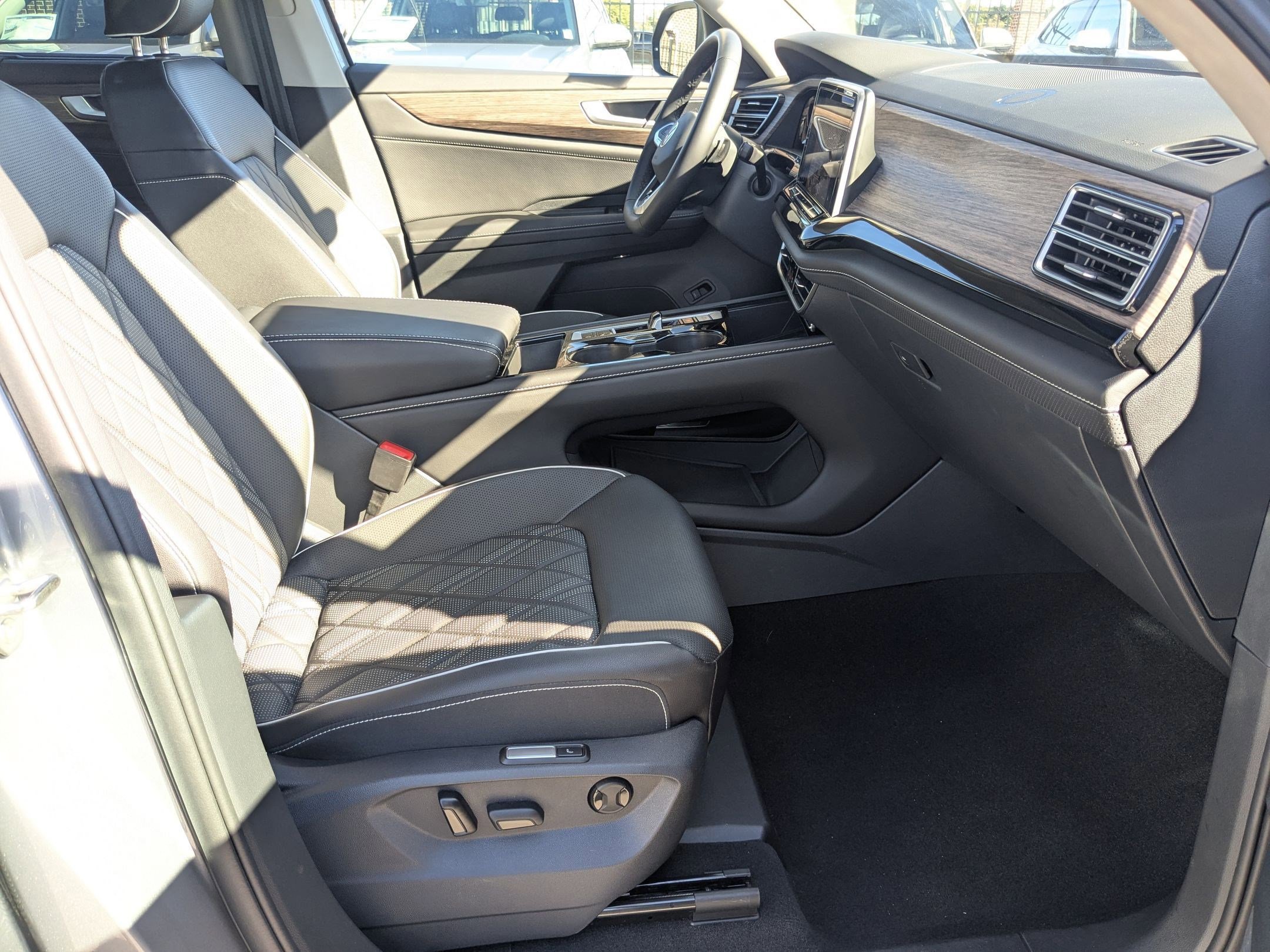 Used 2025 Volkswagen Atlas SEL Premium R-Line image 39