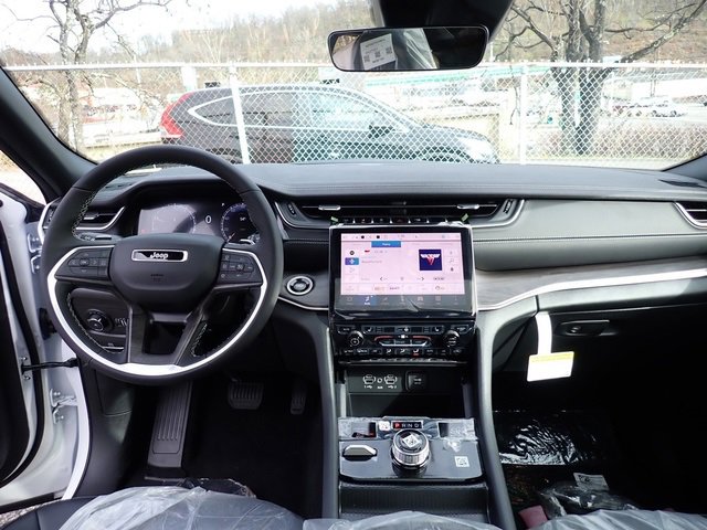 New 2025 Jeep Grand Cherokee Limited w/ Black Appearance Package image 14