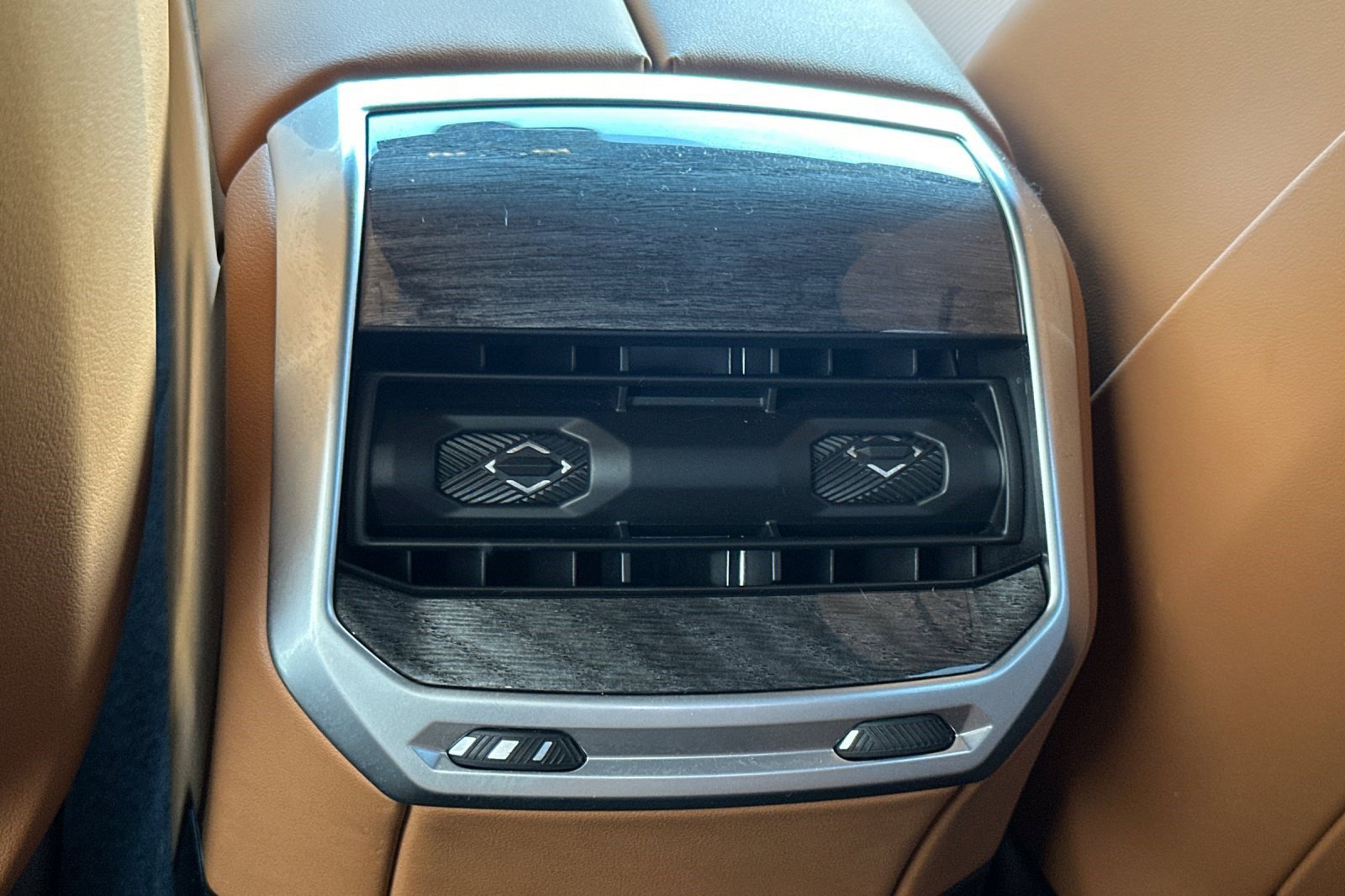 Used 2025 BMW 740i w/ Premium Package RWD image 16