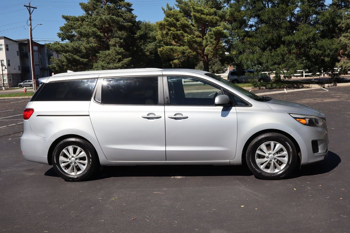Used 2015 Kia Sedona LX w/ LX Convenience Package image 3