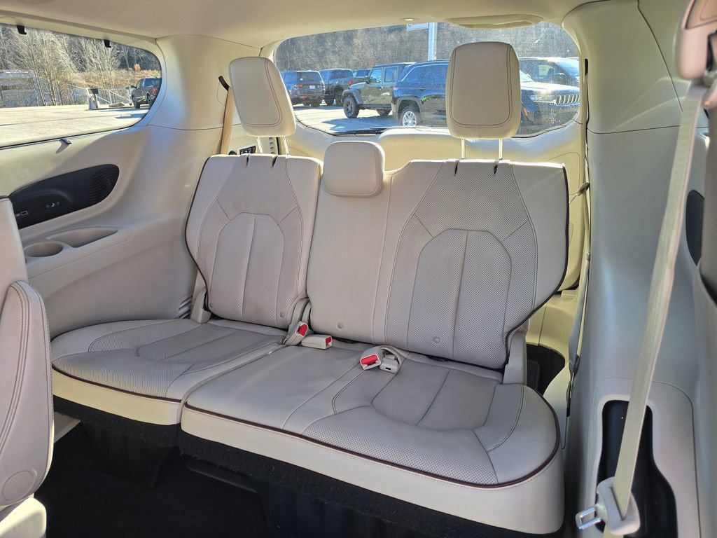 Used 2017 Chrysler Pacifica Limited w/ Tire & Wheel Group image 10