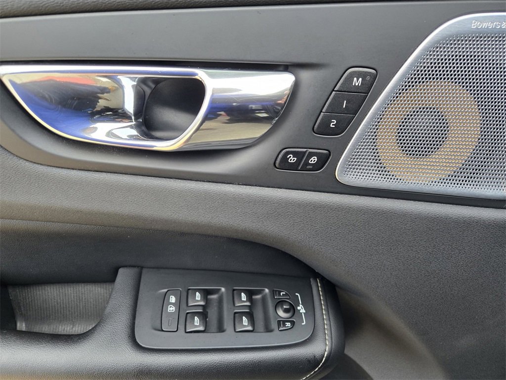 Used 2018 Volvo XC60 T8 R-Design w/ Convenience Package image 18