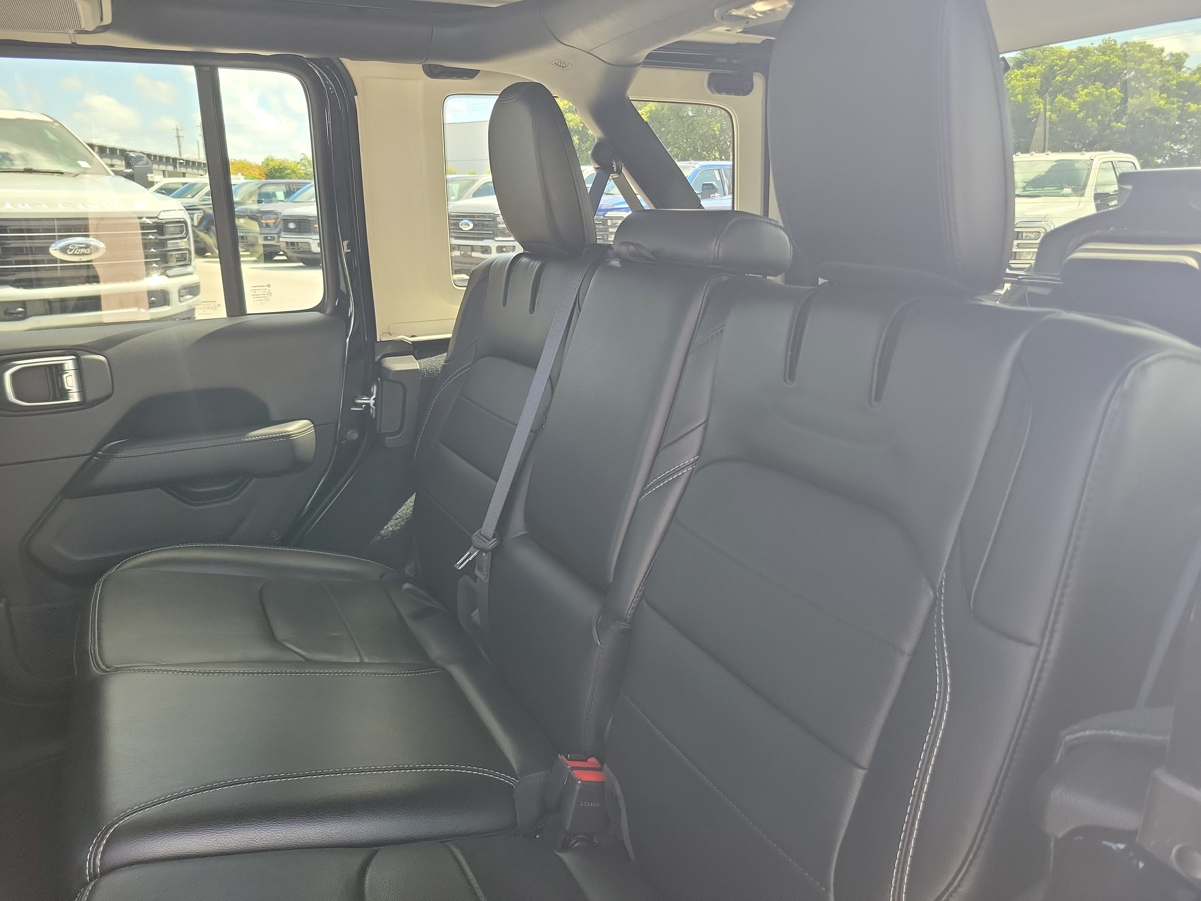 Used 2022 Jeep Wrangler Unlimited Sahara w/ Safety Group AWD/4WD image 13
