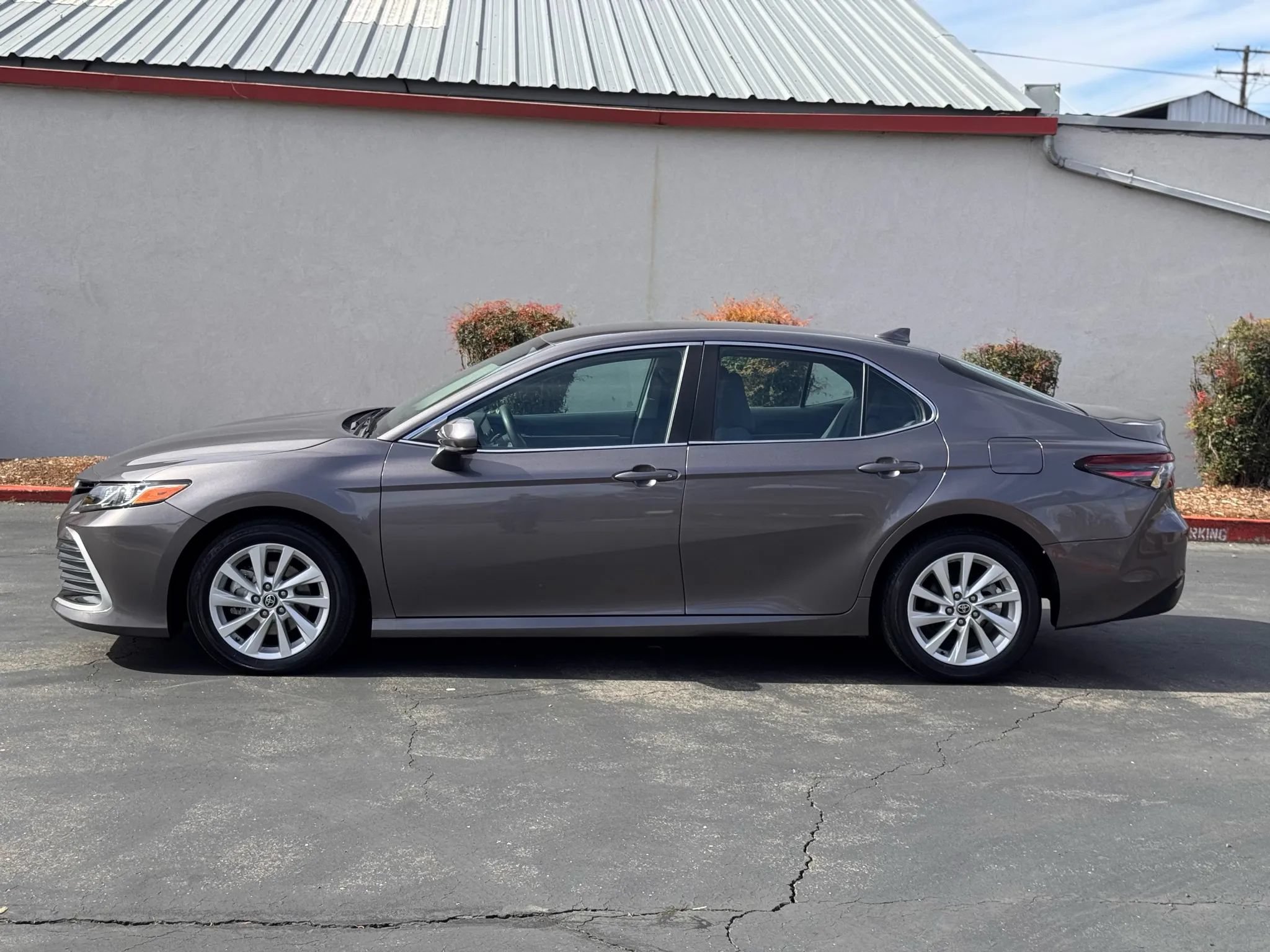 Used 2022 Toyota Camry LE FWD image 3