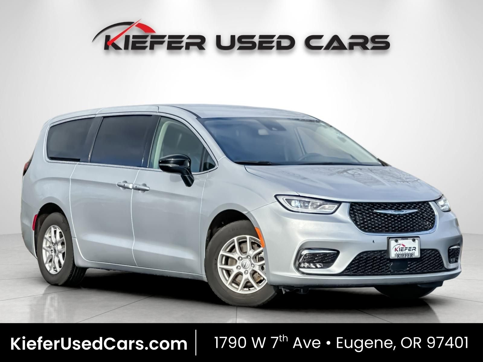 Used 2024 Chrysler Pacifica Touring-L image 1