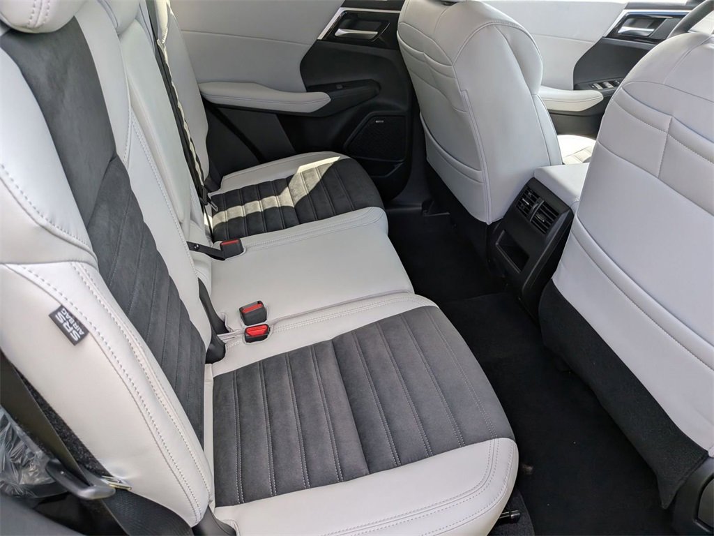 New 2025 Mitsubishi Outlander SE image 29