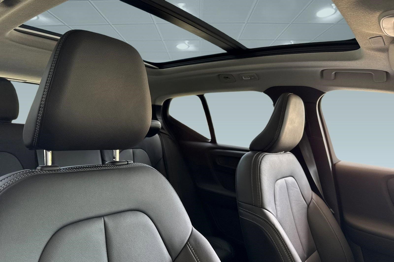 Used 2025 Volvo XC40 B5 Ultra w/ Climate Package image 16