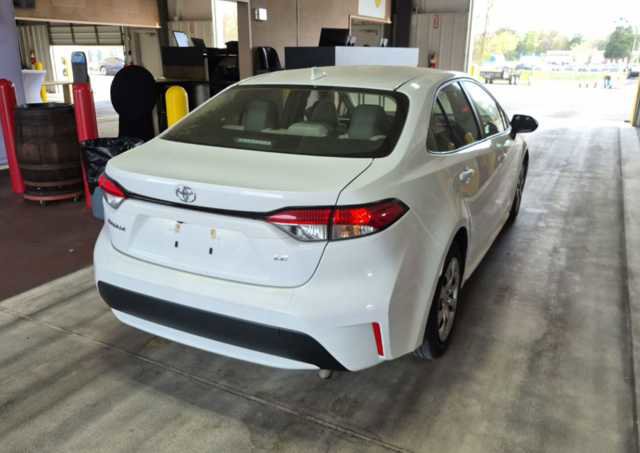 Used 2021 Toyota Corolla LE image 3