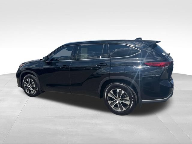 Used 2021 Toyota Highlander XLE AWD/4WD video 3