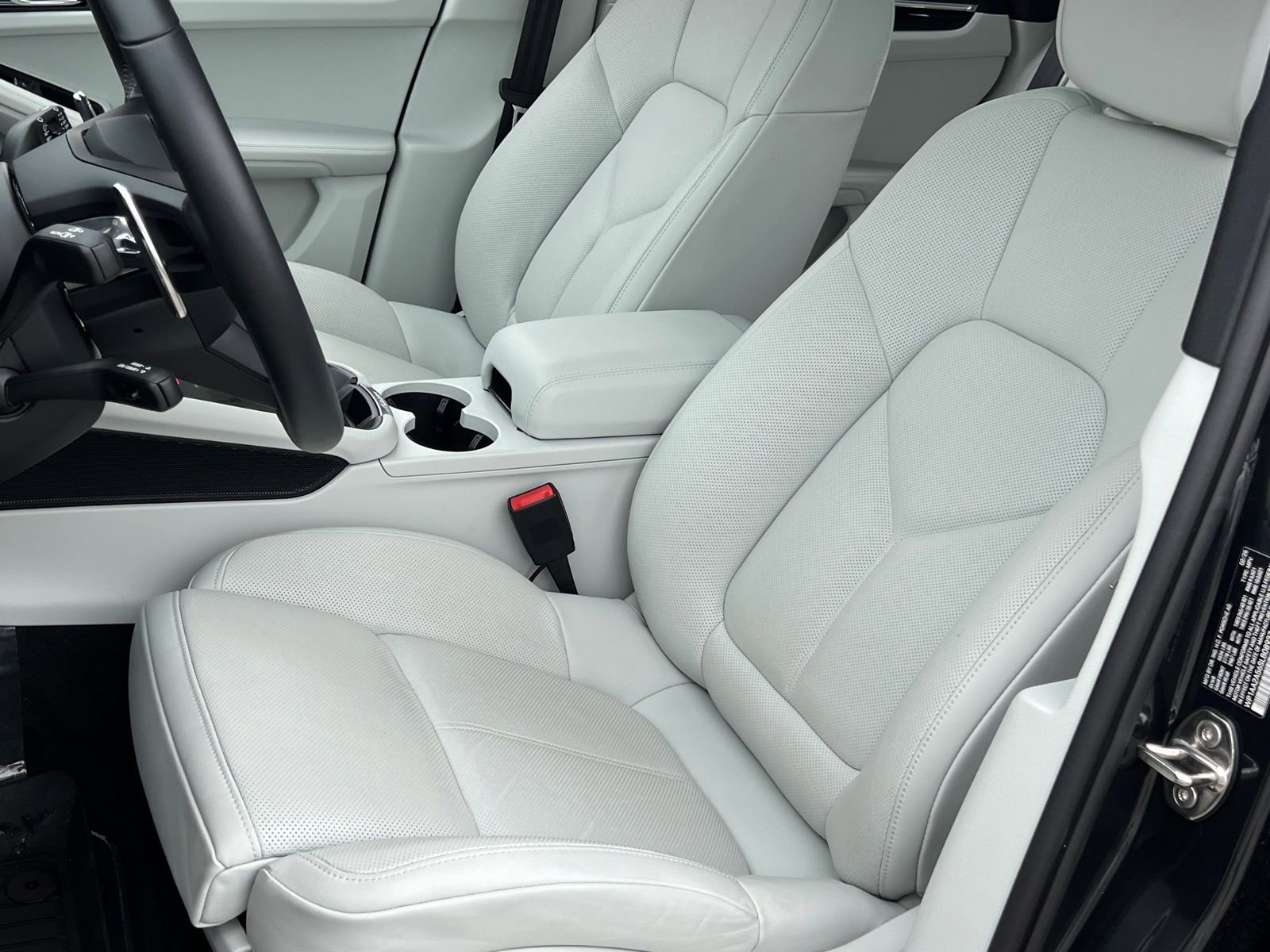 Certified 2025 Porsche Macan image 5