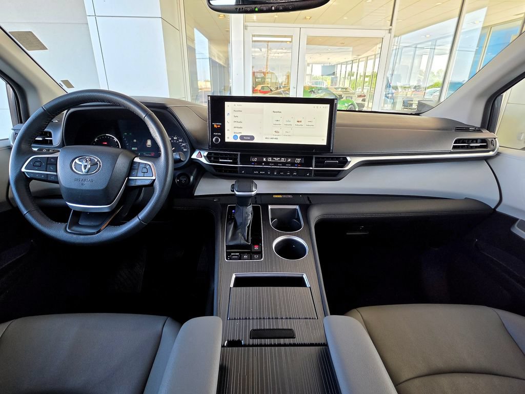 Used 2025 Toyota Sienna XLE FWD image 11