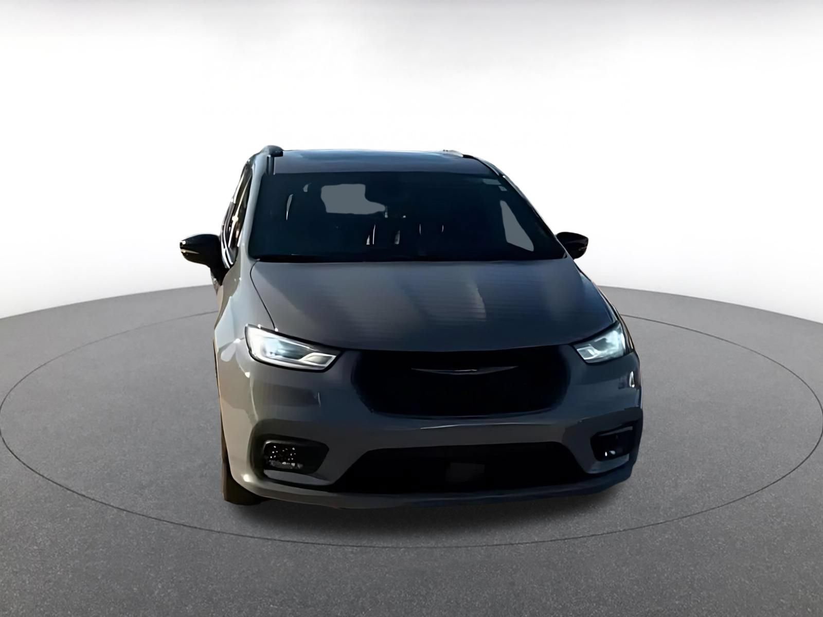 Used 2025 Chrysler Pacifica Limited FWD image 3