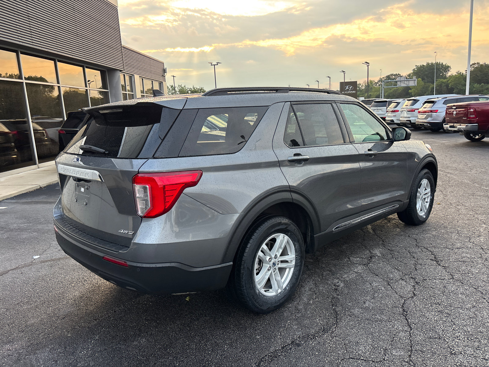 Used 2023 Ford Explorer XLT AWD/4WD image 7