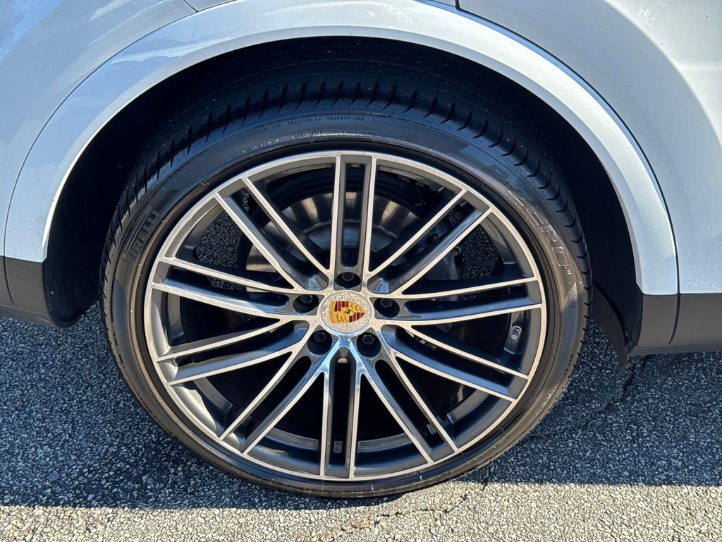 Used 2023 Porsche Cayenne Platinum Edition image 17