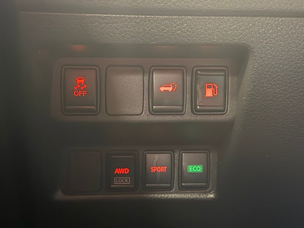 Used 2018 Nissan Rogue SV image 15