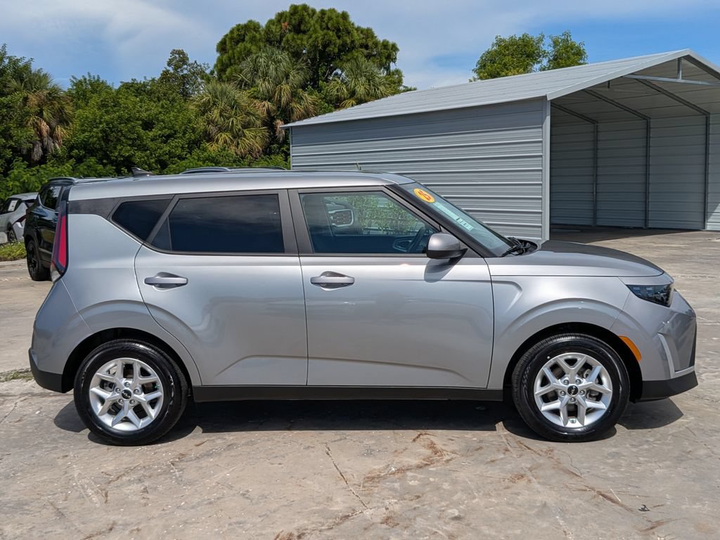 Certified 2025 Kia Soul LX w/ LX Technology Package FWD image 9