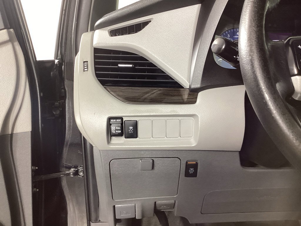 Used 2020 Toyota Sienna XLE FWD image 12