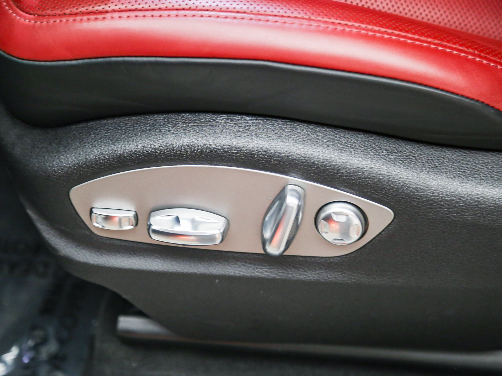 Certified 2026 Porsche Macan Turbo AWD/4WD image 25
