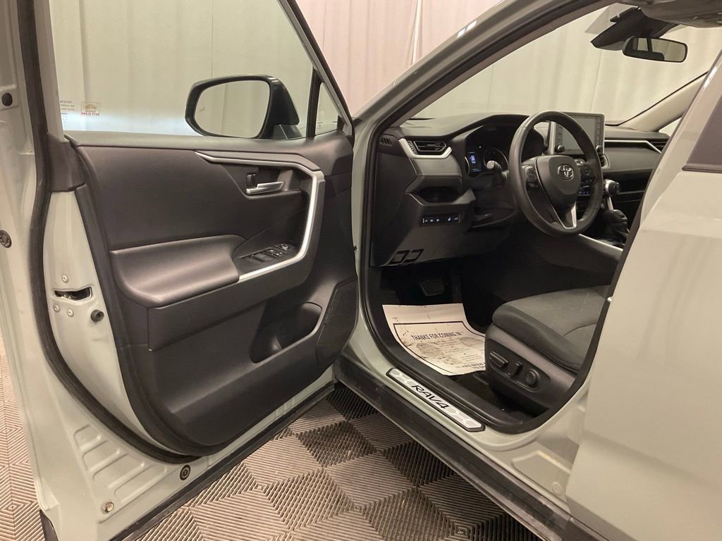 Used 2021 Toyota RAV4 XLE w/ Convenience Package image 4