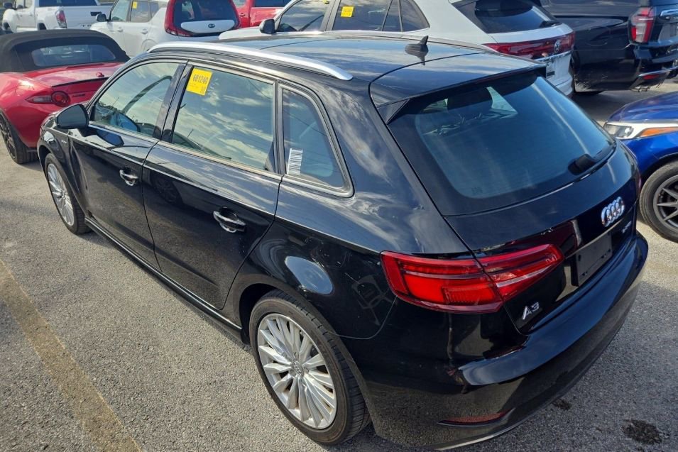Used 2018 Audi A3 e-tron Premium image 2