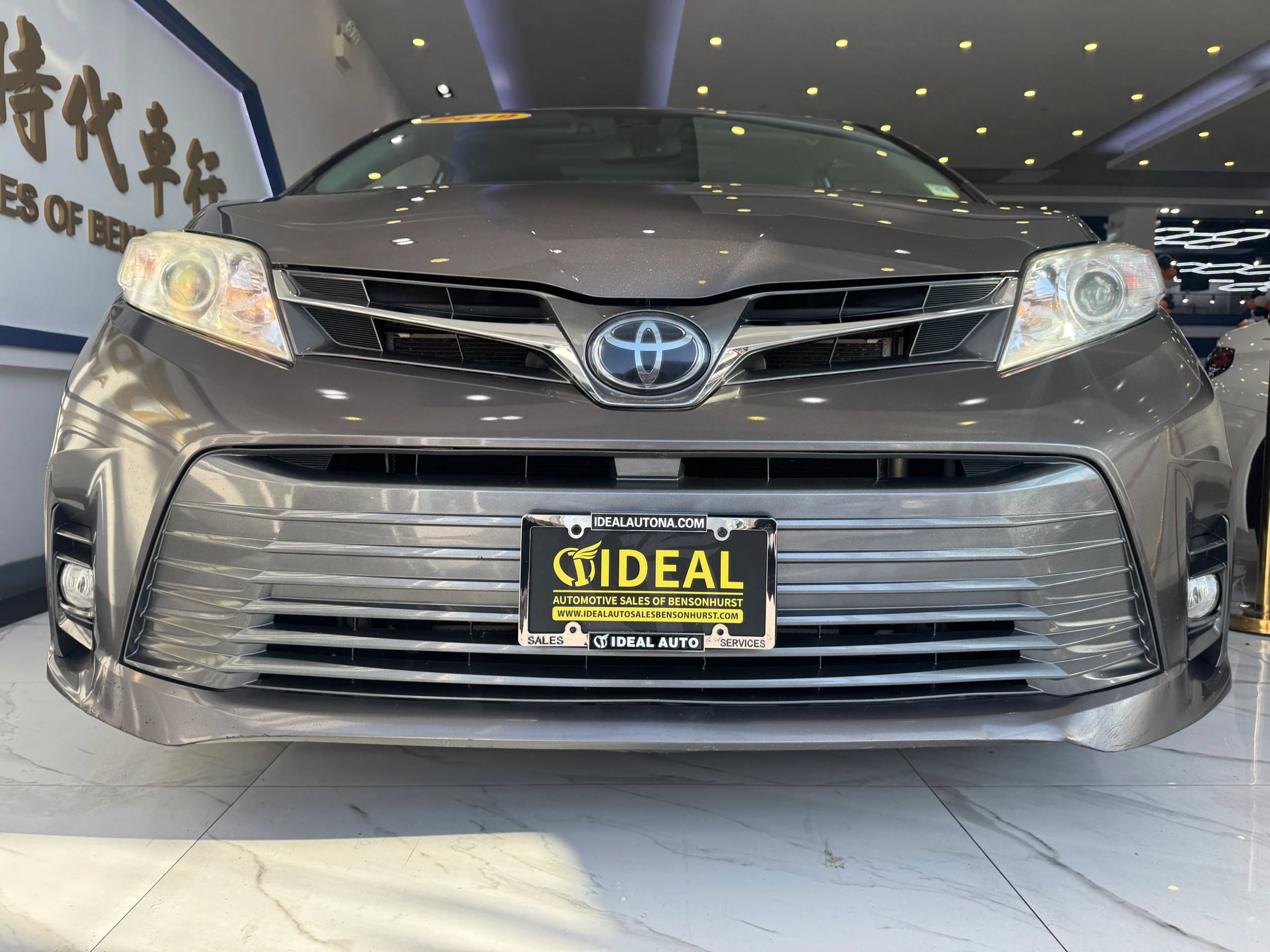Used 2019 Toyota Sienna XLE Premium FWD image 3