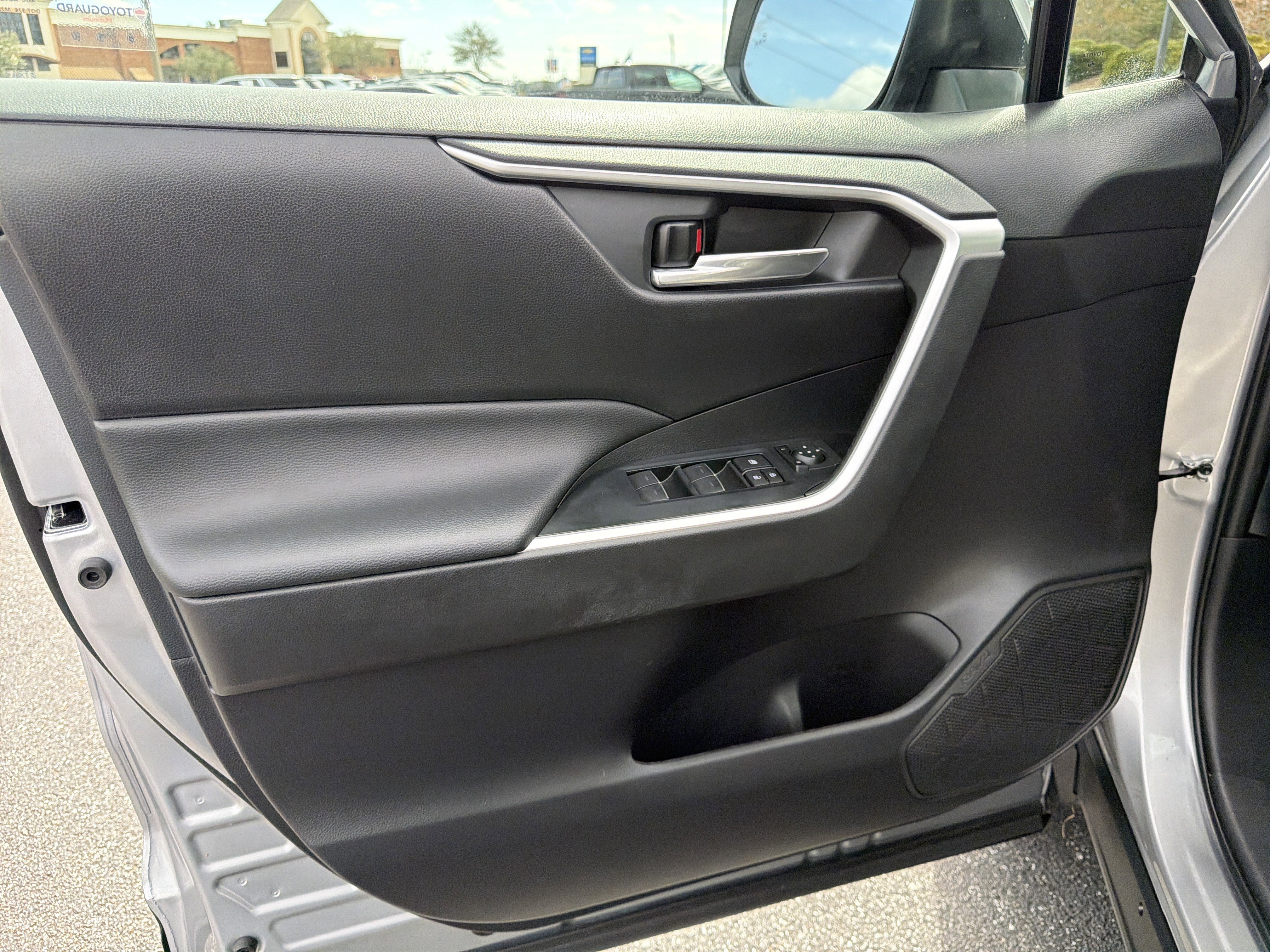 Used 2024 Toyota RAV4 SE w/ Convenience Package AWD/4WD image 10