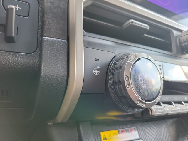 Used 2024 Toyota Tacoma Limited w/ Limited Package (LT) AWD/4WD image 15