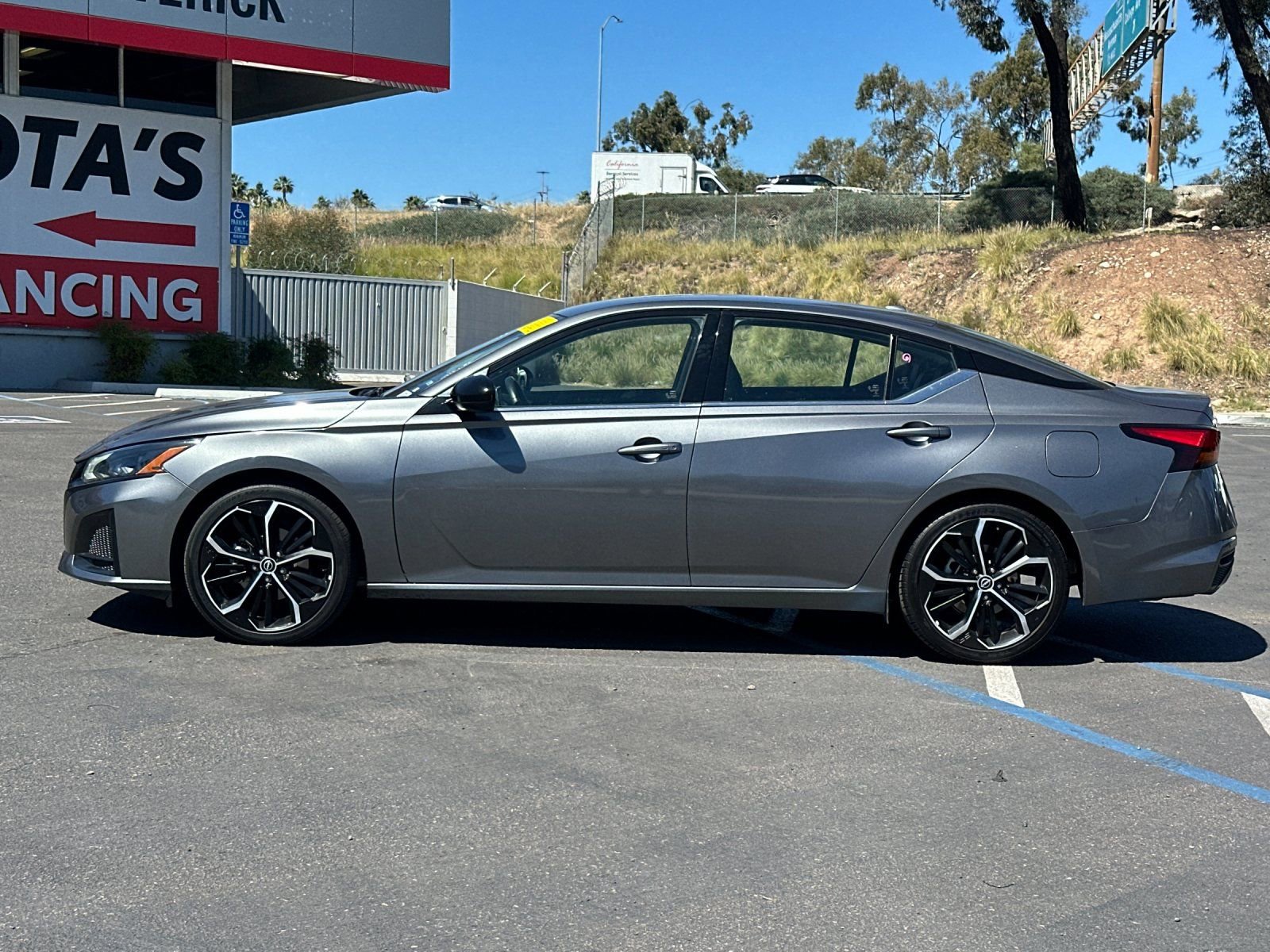 Used 2023 Nissan Altima 2.5 SR image 2