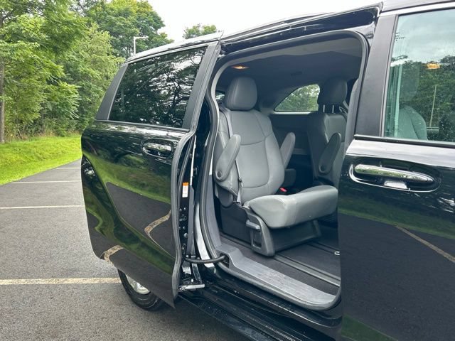 Used 2024 Toyota Sienna XLE w/ XLE Plus Package AWD/4WD image 20