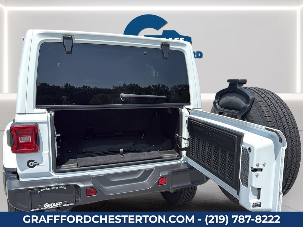 Used 2025 Jeep Wrangler Unlimited Sahara AWD/4WD image 16