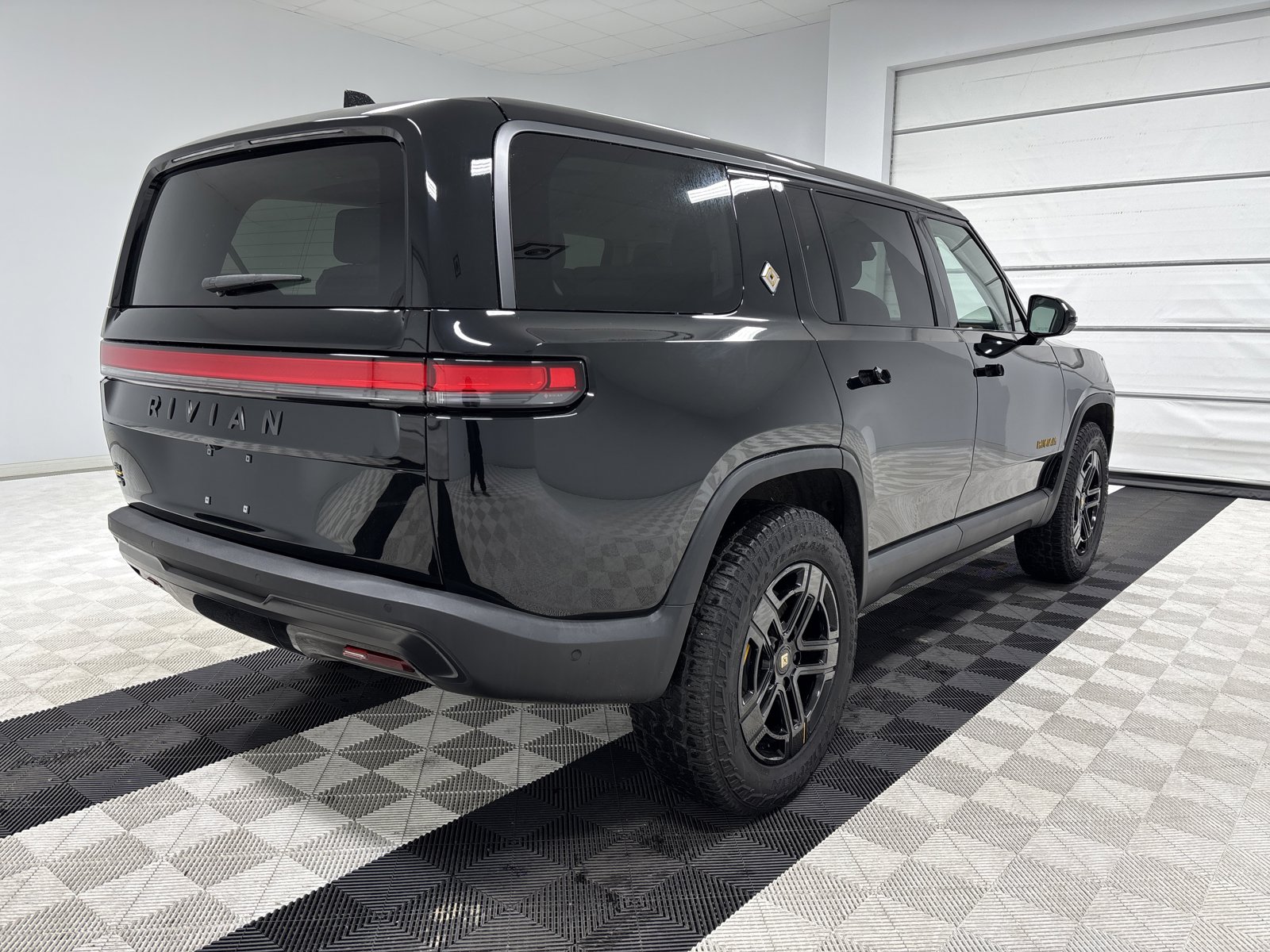 Used 2025 Rivian R1S Premium image 5