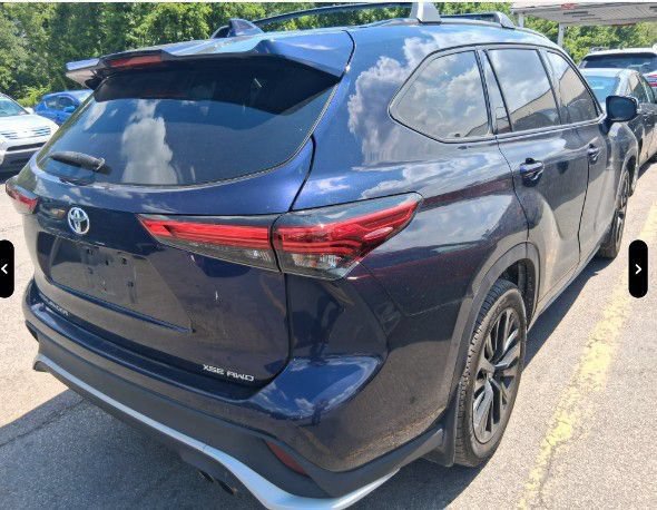 Used 2023 Toyota Highlander XSE AWD/4WD image 3