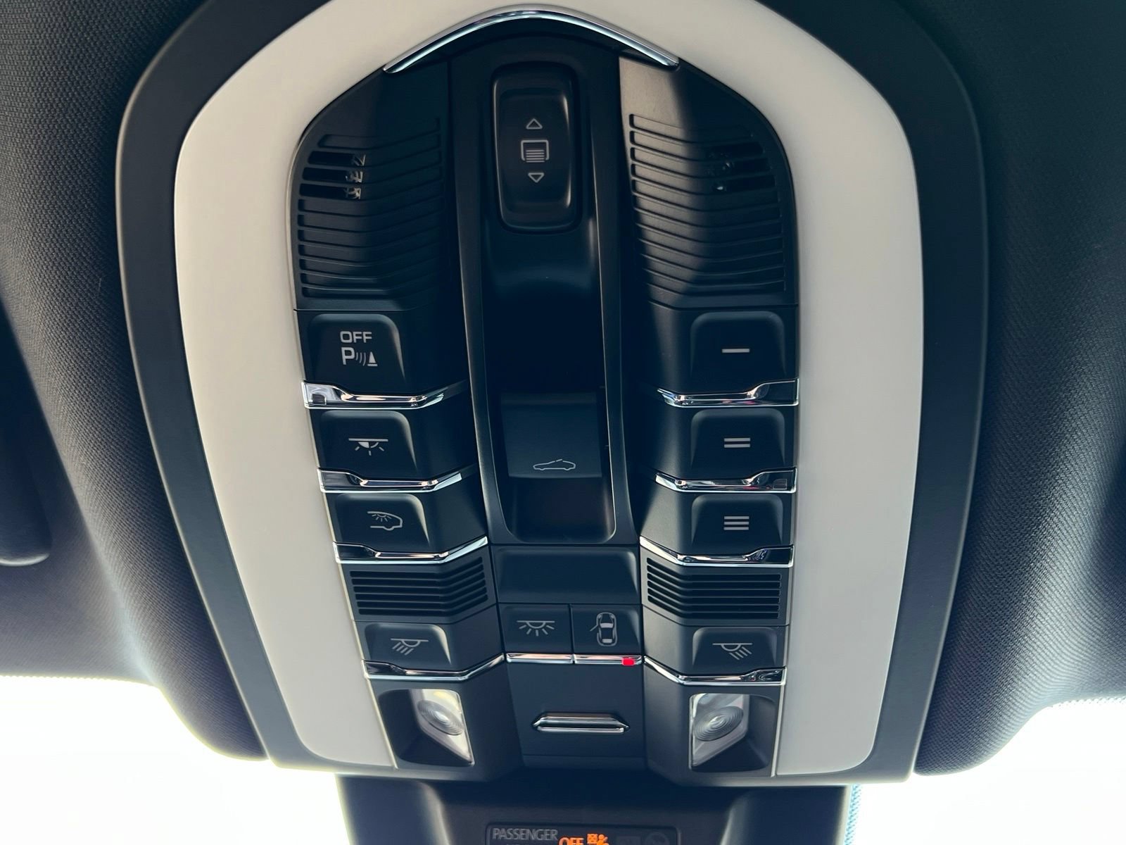 Used 2022 Porsche Macan AWD/4WD image 36