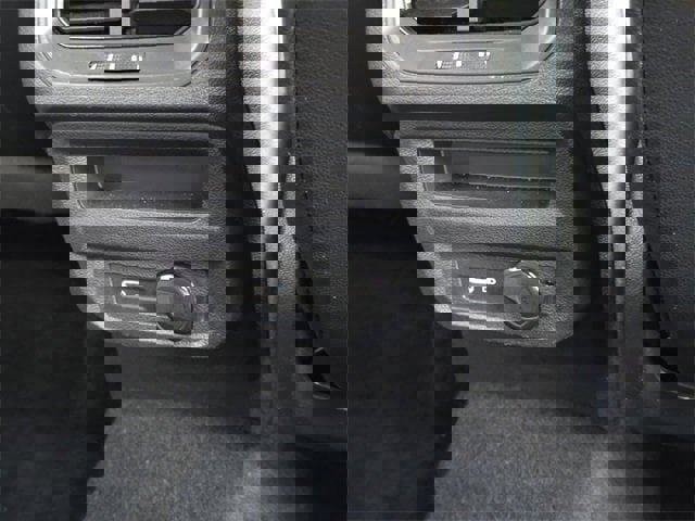 Used 2024 Volkswagen Tiguan SE image 28