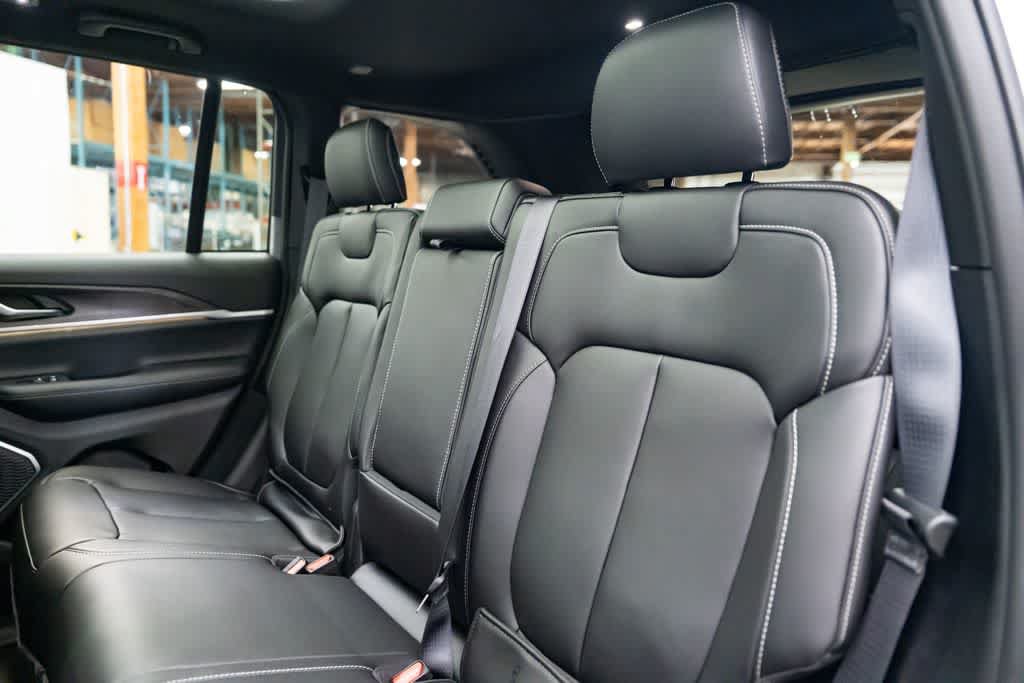 New 2026 Jeep Grand Cherokee Limited w/ Limited Altitude Package AWD/4WD image 28